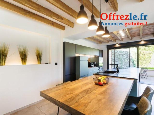 L'extérieur de la propriété comprend une grande grange à étage de 138 m² terrain de 925 m².