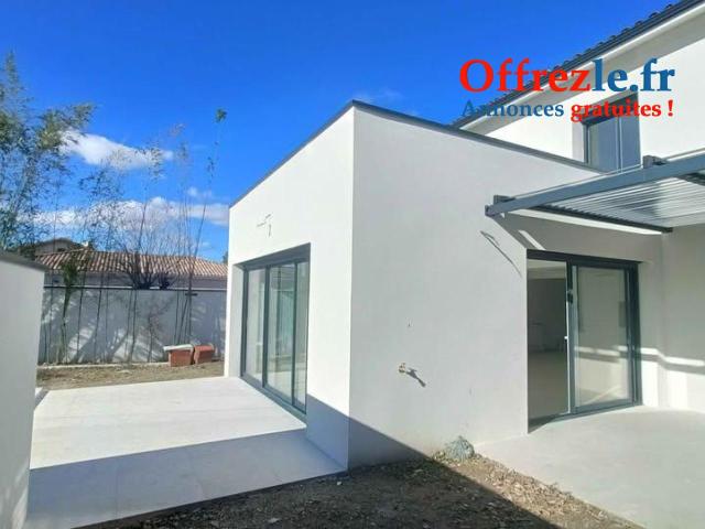 Maison entièrement rénovée d'environ 130 m2 habitable. Parcelle de 350 m2.