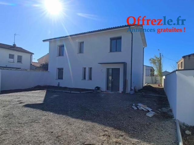 Maison entièrement rénovée d'environ 130 m2 habitable. Parcelle de 350 m2.