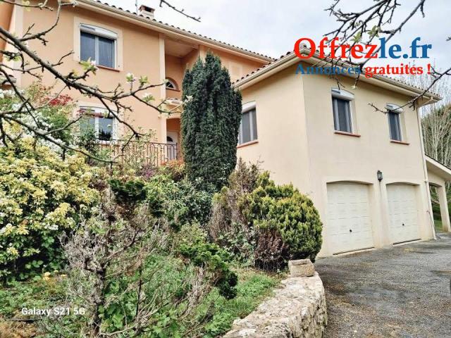 Maison 9 pièces pièces 250 m² idéalement situé au calme